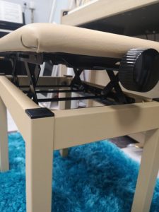 Stol klavirski ROLAND BNC 05 LA - Klavirski stol z dvižnim mehanizmom v barvi svetlega hrasta. Noge in ogrodje - barvana kovina, sedalo - videz umetnega