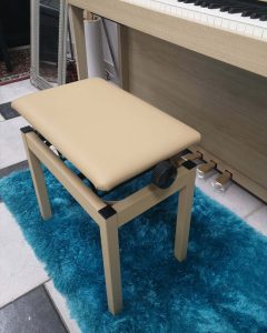 Stol klavirski ROLAND BNC 05 LA - Klavirski stol z dvižnim mehanizmom v barvi svetlega hrasta. Noge in ogrodje - barvana kovina, sedalo - videz umetnega