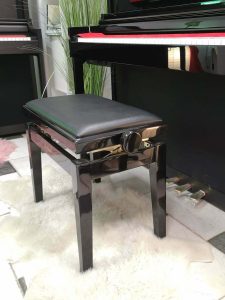 Stol klavirski ROLAND RPB 200 PE- črni visoki sijaj - Klavirski stol z dvižnim mehanizmom Roland uvrščamo v višji razred klavirskih stolov; predvsem ga