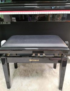 Stol klavirski ROLAND RPB 200 PE- črni visoki sijaj - Klavirski stol z dvižnim mehanizmom Roland uvrščamo v višji razred klavirskih stolov; predvsem ga