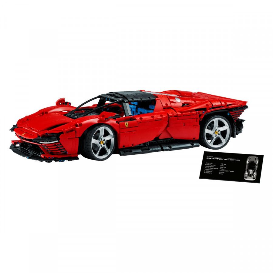 ko poustvarjate poteze modela Ferrari Daytona SP3 v klasični rdeči barvi s kromiranimi platišči. Nato ga postavite na ogled