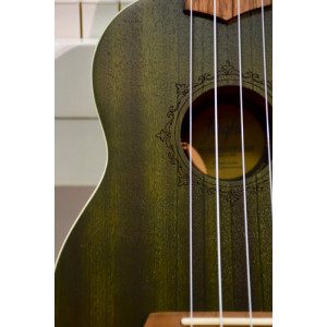 Ukulele Flight NUS 380 JADE s torbo - Priljubljene sopranske ukulele proizvajalca FLIGHT - tokrat v temno olivno zeleni barvi. Priložena je torba.