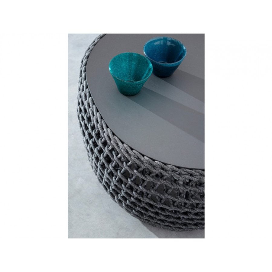 Vrtna miza CUYEN 64X64 antracit ima okvir in zgornji del iz aluminija, prašno prevajan (poliester) z vrvi iz olefina (100% polipropilen). Material: - Aluminij