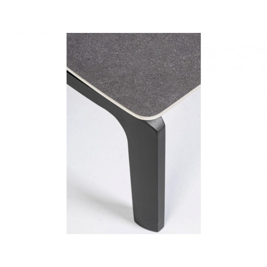 Vrtna miza JALISCO 120X70 WG21 antracit ima aluminjast okvir, prašno prevajan (poliester) ter keramični top. Material: - Aluminjasti okvir - Poliester -