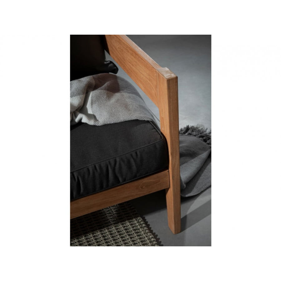 Vrtni fotelj KOBO je narejen iz tikovega lesa, naravne obloge. Blazine z odstranljivo prevleko z olefinsko tkanino (100% polipropilen). Material: - Tikov les -