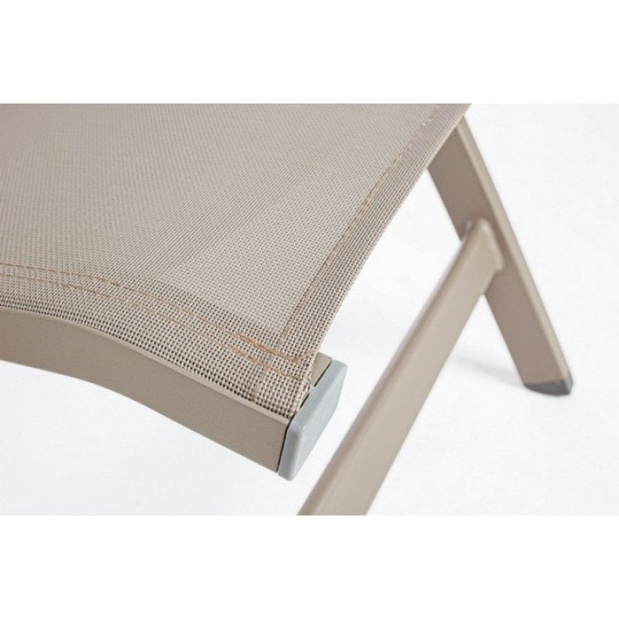 Vrtni stol VICTOR GK51 taupe ima aluminjasti okvir, prašno barvan (poliester). Sedež in hrbet sta iz tekstila. Hrbet lahko spremenite na 5 različnih