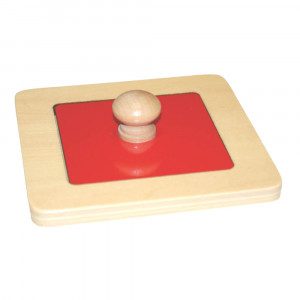 Preprosta lesena sestavljanka s kvadratom. Debel lesen ročaj omogoča otroku lažje prijemanje in končanje sestvaljanke.