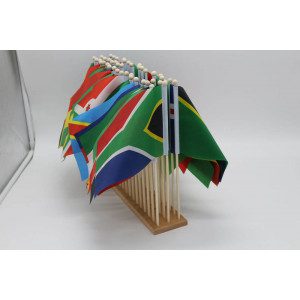 Zastave 55 afriških držav z lesenim podstavkom.