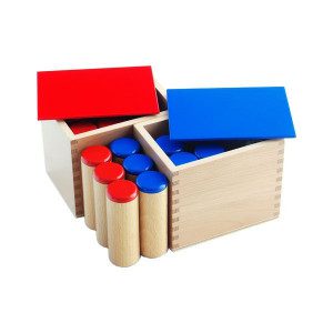 Material vsebuje sklop 6 parov zaprtih lesenih valjev v dveh ujemajočih škatlah, ena z modrim pokrovom, druga z rdečim. V vsaki škatli je 6 valjev, ki so