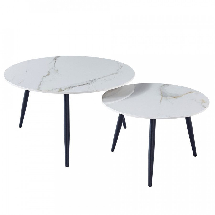 Set dveh klubskih miz okrogle oblike, v beli barvi visokega sijaja in vzorcem marmorja, prepredenega z zlatimi žilami. Namizji sta izdelani iz sintranega