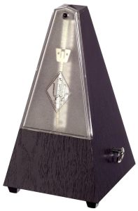 Ohišje izdelano iz umetne mase v imitaciji črnega lesa.