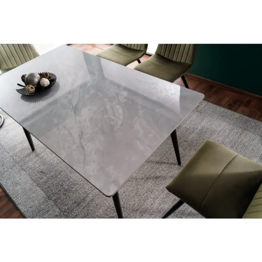 Jedilna miza TOM je klasična, vendar prepsrota miza, primerna za vsako jedilnico. Mizna plošča je iz keramike z učinkom marmorja, ogrodje je iz kovine.