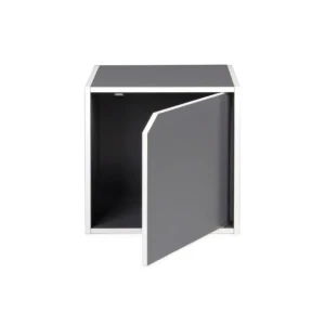 Okrasna kocka CUBO siva je narejena iz vezane plošče v sivi barvi. Vsebuje vratca. Material: - Vezana plošča Barva: - Siva Dimenzije: širina: 35cm