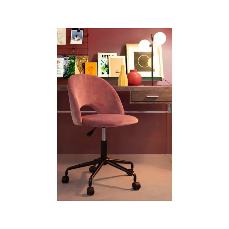 Pisarniški stol LINZEY roza ima jekleno podnožje ter plastična kolesa. Napolnjen je z poliuretansko peno in žametno prevleko (100% poliester). Stol ima