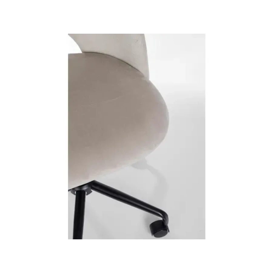 Pisarniški stol LINZEY taupe ima jekleno podnožje ter plastična kolesa. Napolnjen je z poliuretansko peno in žametno prevleko (100% poliester). Stol ima