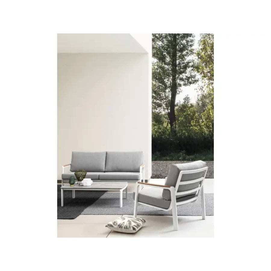 Vrtni fotelj JALISCO WG20 bela je narejen iz aluminija, prašno prevajen (poliester). Naslonjala za roke z vložki iz tikovine. Sedežne in hrbtne blazine z