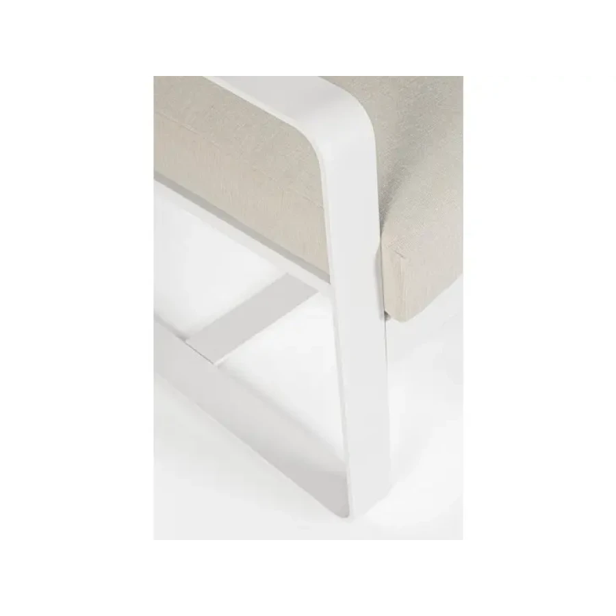Vrtni fotelj MERRIGAN YK11 bela je narejen iz prašno prevajanega aluminija (poliester). Sedežne in hrbtne blazine s odstranljivo prevleko iz olefin tkanine