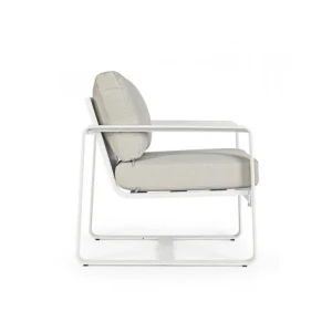 Vrtni fotelj MERRIGAN YK11 bela je narejen iz prašno prevajanega aluminija (poliester). Sedežne in hrbtne blazine s odstranljivo prevleko iz olefin tkanine