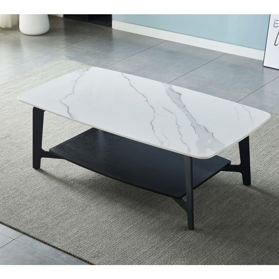 Praktična klubska miza, na voljo v Snow beli barvi z vzorcem marmorja in nogami v mat črni barvi. Namizna plošča je v celoti narejena iz sintranega kamna,