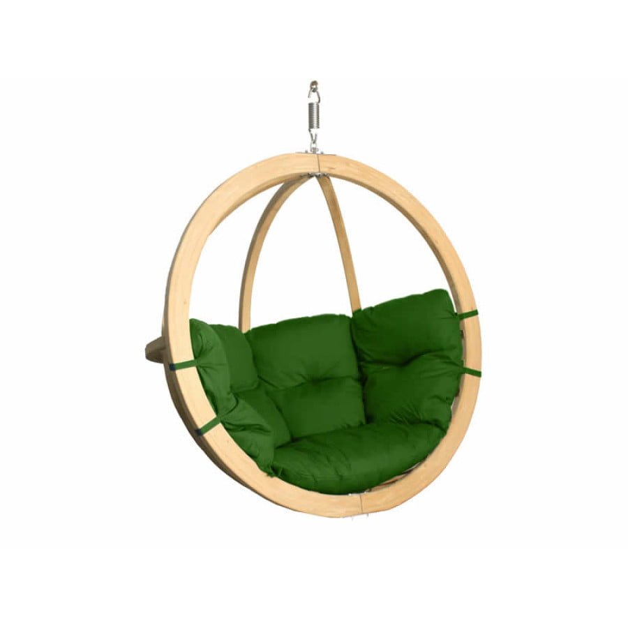 Leseni viseči fotelj Globo Swing je narejen iz zlepljenega lesa iz smreke. Les je olivne barve, ker je bil impregniran, kar omogoča visoko odpornost na