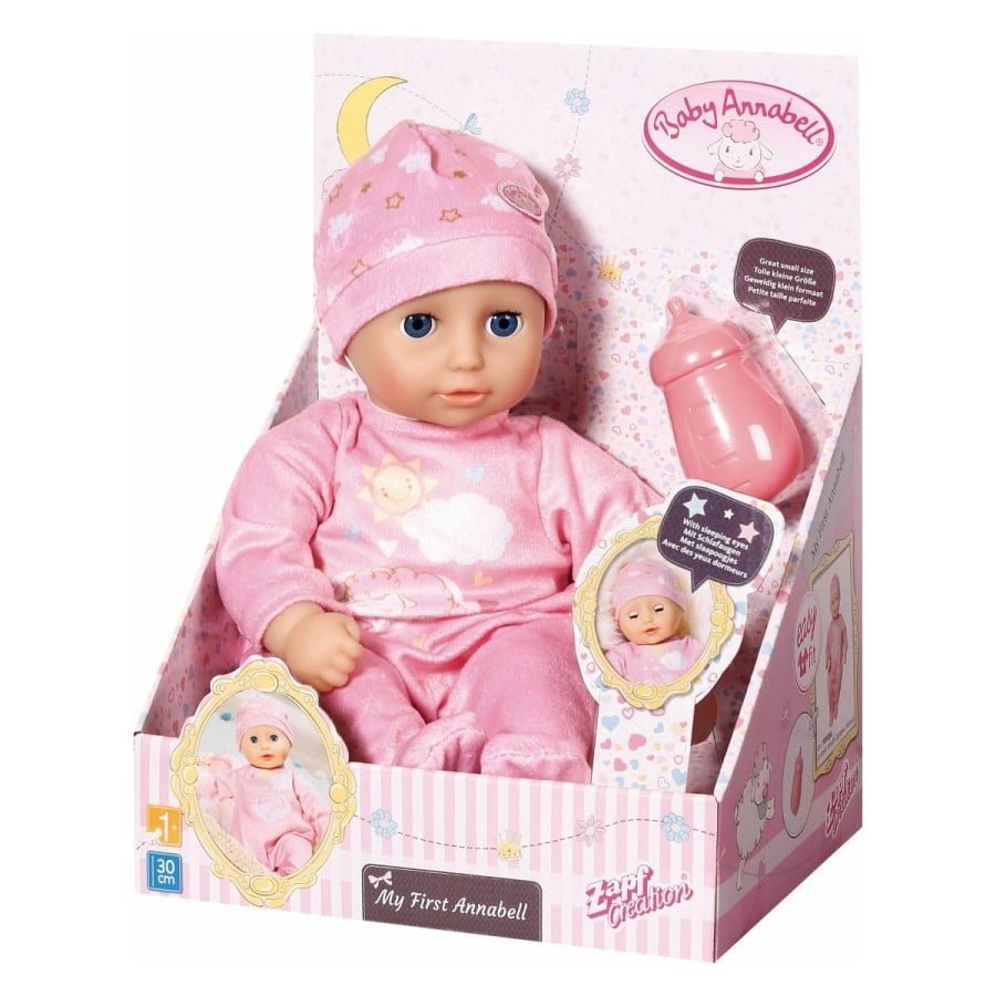 počasi zapre modre oči. Poleg uspavanja ji je seveda všeč tudi pitje iz priložene stekleničke. Oblekica je zasnovana tako