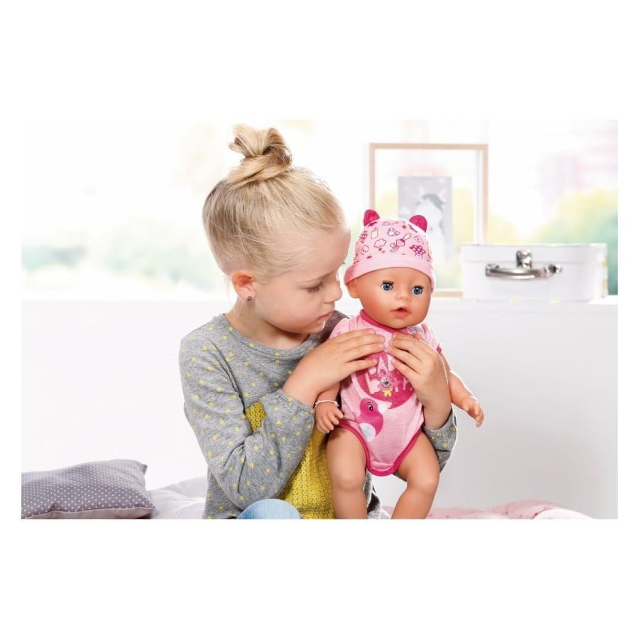 še preprostejša za igro. Roke lutke BABY born® so zdaj še bolj upogljive