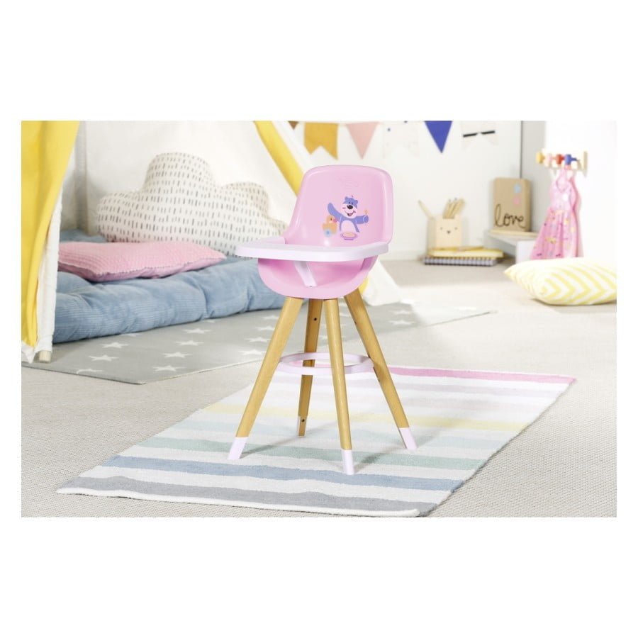 Hranjenje dojenčka še nikoli ni bilo tako enostavno v modernem stolčku z lesenimi nogami in udobnim roza sedežem. Stolček je primeren za lutke do 43 cm. Lutka in dodatki niso vključeni.