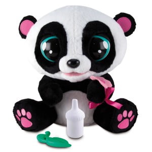 Čudovita plišana panda Yoyo. V pakiranju boste našli bambusov list in stekleničko za hranjenje. Če pandi pomahaš z bambusovim listom pred nosom