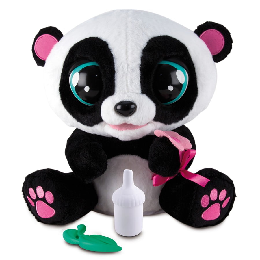 Čudovita plišana panda Yoyo. V pakiranju boste našli bambusov list in stekleničko za hranjenje. Če pandi pomahaš z bambusovim listom pred nosom