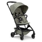 Novi in popolnoma izboljšan športni voziček Aer+ je tu!Z Joolz Aer+ lahko potujete na najlažji možni način. S težo le 6 kg in pasom za nošenje preko rame