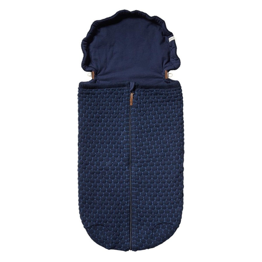 Elegantna pletena zimska vreča - Joolz Ribbed Nest v barvi blue obdaja vašega dojenčka z udobjem. Uporabite ga lahko tako v vozičku Joolz kot v avtomobilskem sedežu.
