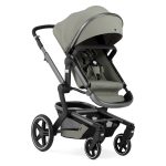 prostorno nakupovalno košaro in elegantnimi detajli vas enostavno prevzame.Na voljo v različnih luksuznih vodoodpornih tkaninah (UPF50+). Vse se ponašajo s svojimi edinstvenimi detajli. Za izboljšanje videza imate možnost dokupiti še ujemajoče se dodatke (previjalno torbo