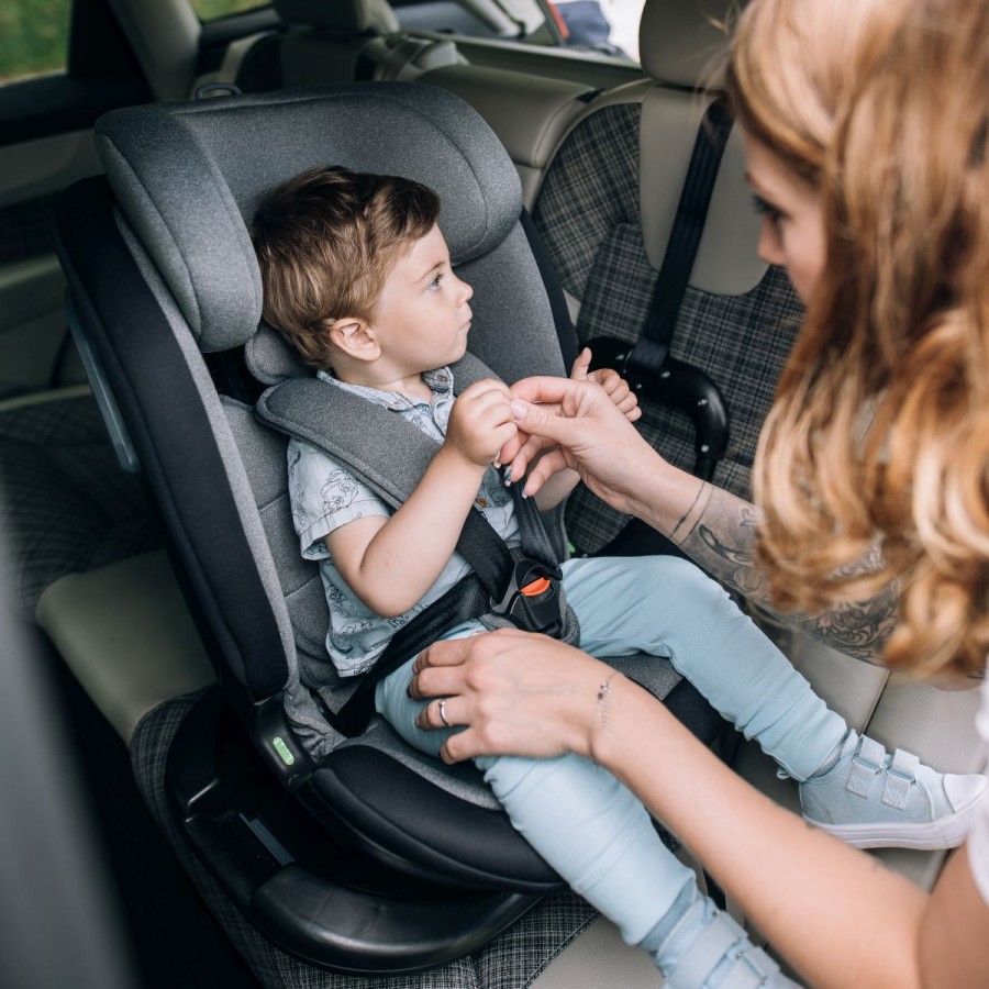 kar zmanjša možnost napake pri nameščanju v avtomobil ter tako zagotavlja večjo varnost otroka v primeru trka.