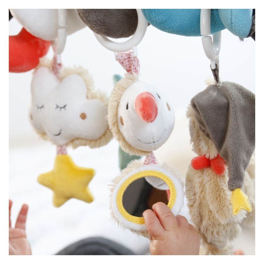 Simpatične igrače na spirali stimulirajo dojenčkove čute: najprej jih dojenček samo opazuje