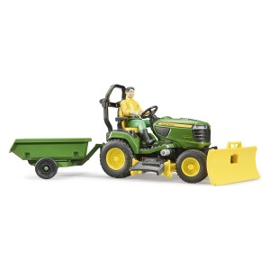 Bruder kosilnica John Deere 62104 s figuro.Ta zelo podroben model je opremljen s krmilno palico in sodobno pilotsko kabino