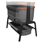 hrbtenica pa ima potrebno podporo. Mrežasto okno na strani zagotavlja optimalno prezračevanje in vam kot staršu omogoča