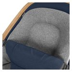 tako vas bo blagovna znamka Maxi-Cosi spremljala ne le na cesti ampak tudi doma.Maxi Cosi Kori je lahek gugalnik z ustrezno podporo in udobjem za vaše najmlajše.  Kori je opremljen z zelo mehkim vložkom iz visokokakovostnih materialov. Tako bo vaš otrok v prijetnem gugalniku od rojstva in več mesecev približno do 9kg.Gugalnik Kori lahko z eno roko nastavite v 3 različne položaje. Prehod iz nastavljivega otroškega gugalnika na fiksni sedež je možen kadarkoli. Kori je ultra lahkek (samo 2