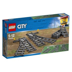 Izboljšaj svojo železnico z LEGO® City 7895 preklopnimi tiri! Poveži zavoje in zamenjaj tirnice iz obstoječih kompletov