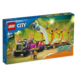 Pripravi se na izziv ognjenih obročev v LEGO® Cityju! Ogromni tovornjak zapelji na njegovo mesto in postavi ognjene obroče za prvi izziv. Nadeni si čelado in pripravi kaskaderski motor z vztrajnikom. Z največjo hitrostjo zapelji na rampo