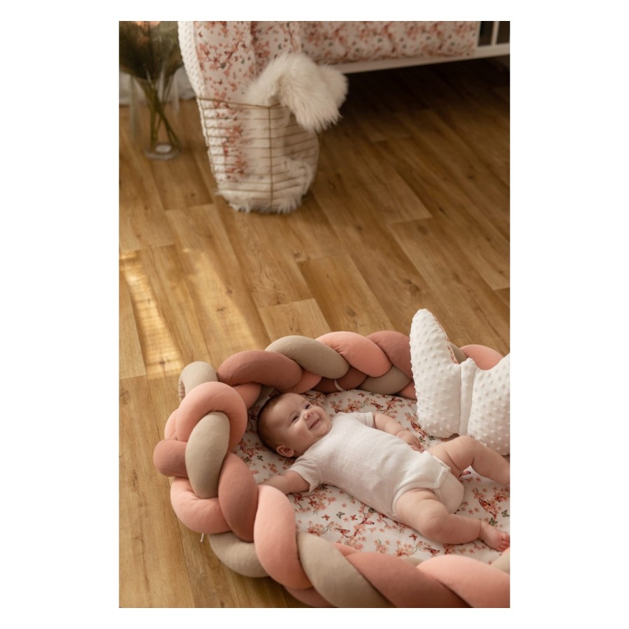 da lahko ločite pletenico od podloge ter izdelek uporabljate na tri načine:1. Gnezdece za novorojenčka (pletenica pritrjena na podlogo).Uporabite ga za zaščito dojenčka med spanjem v posteljici