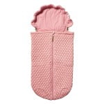 Elegantna pletena zimska vreča - Joolz Ribbed Nest v barvi pink obdaja vašega dojenčka z udobjem. Uporabite ga lahko tako v vozičku Joolz kot v avtomobilskem sedežu.