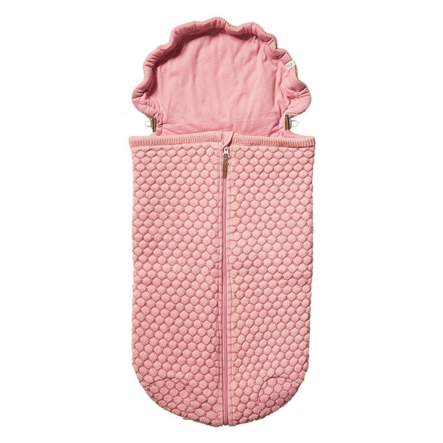 Elegantna pletena zimska vreča - Joolz Ribbed Nest v barvi pink obdaja vašega dojenčka z udobjem. Uporabite ga lahko tako v vozičku Joolz kot v avtomobilskem sedežu.