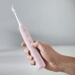 pomaga preprečiti zobno gnilobo in izboljšati zdravje dlesni. Električna zobna ščetka ima vgrajen senzor tlaka