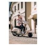 za največje frajerje v mestu! Električna Vespa je narejena po licenci Vespe (Piaggio). Zasnovana je za otroke in njihova izjemna doživetja na prostem.Na krmilu je: gumb za glasbo