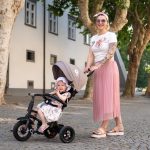 da bo njemu bolj udobno. V smeri vožnje bo dojenček veselo opazoval okolico