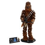 Postavi ga ob informacijsko ploščico in LEGO minifiguro Chewbacce s samostrelom za izstreljevanje žebljičkov za izjemen namizni okras.