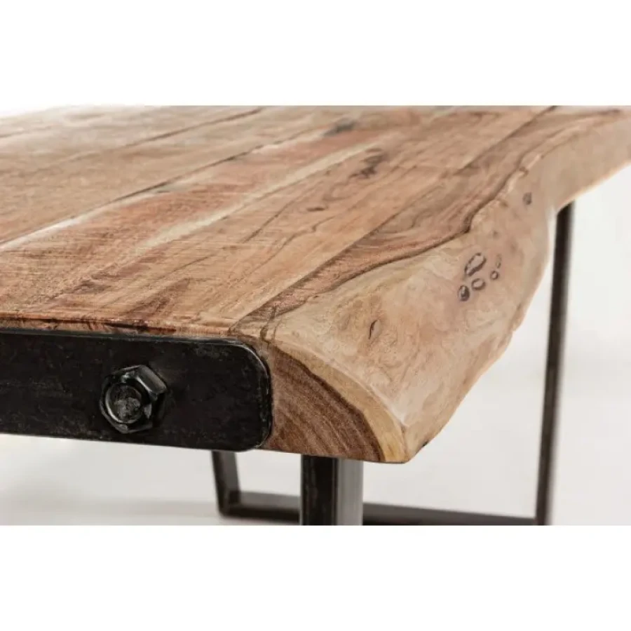 Jedilna miza ELMER 180X90 ima kovinske črne noge. Mizna plošča je iz lesa, ker je obdelana ročno, so oblike in velikosti ki jih tvori les, samo okvirne,