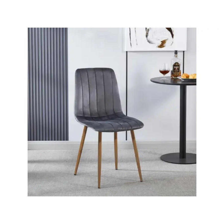 Jedilni stol FOXY velvet siva je odlična rešitev za kombiniranje v minimalističen ali industrijski stil prostora. Kombinacija črnega blaga s hrastovmi
