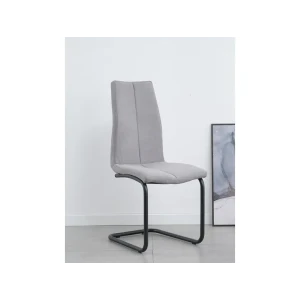 Kuhinjski stol OLAF siv je odlična rešitev za kombiniranje v minimalističen ali industrijski stil prostora. Kombinacija sivega prešitega blaga s črnimi
