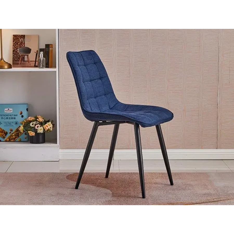 Kuhinjski stol TARIK modro blago je odlična rešitev za kombiniranje v minimalističen ali industrijski stil prostora. Kombinacija sivega prešitega blaga s